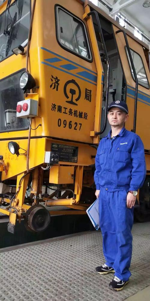 需要,他调入奥通达动力工段;目前是技术服务公司服务部的一名钳工技师